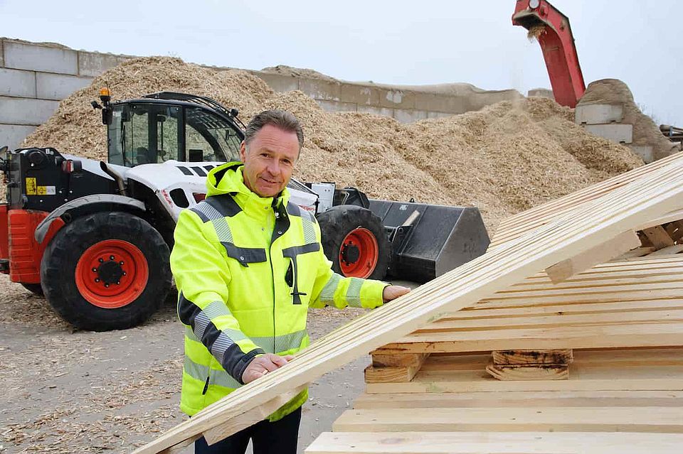 Heribert Füngeling: Der Unternehmer verarbeitet ausgemusterte Holzpaletten zu Holzbriketts, die als CO2-neutraler Brennstoff besonders bei Kaminbesitzern begehrt sind. 