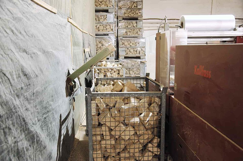 Über je zwei Auslaufschienen pro Presse werden die Briketts in Gitterboxen transportiert und anschließend verpackt. 