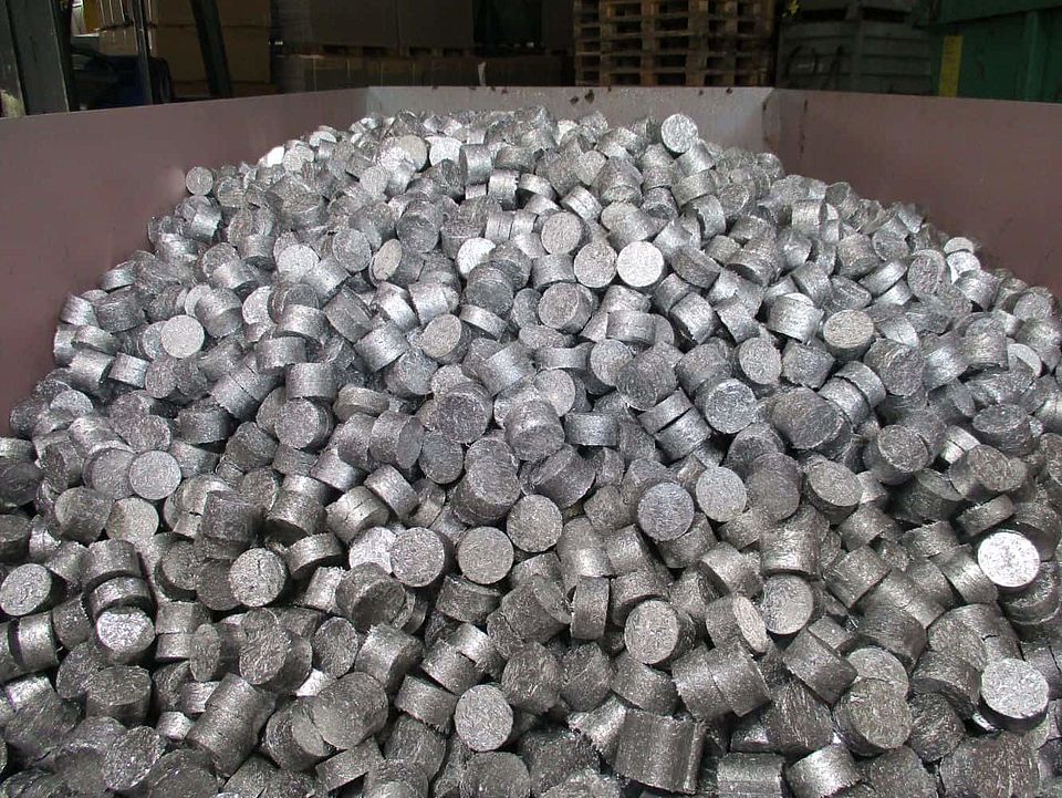 Aluminium Briketts in Container