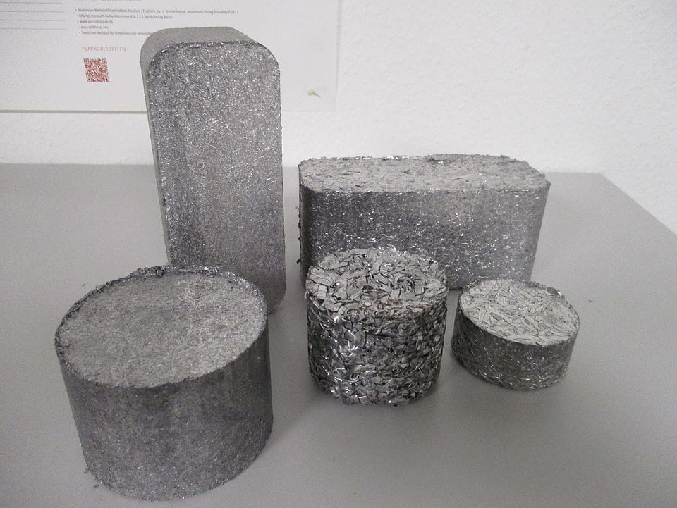 Aluminium Briketts in verschiedenen Formen